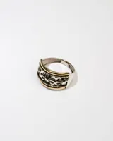Anillo de plata 925 con dublé de oro, decorado con detalles intrincados y gemas.