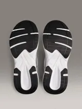 Zapatillas urbanas Calvin Klein Jeans, de estilo retro, color blanco con detalles en plateado y negro. Confeccionadas en malla y cuero sintético, con logo CK en el lateral.