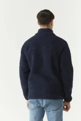 Campera de sherpa verde militar con cierre frontal y bolsillos laterales con cierre.