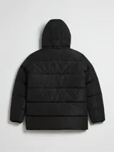 Campera puffer negra con capucha, cierre frontal con cremallera y bolsillos laterales. Diseño acolchado y corte largo.
