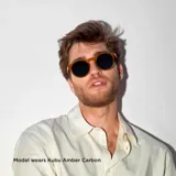 Lentes de sol Kubu All Olive con montura redonda color verde y lentes polarizados verdes.