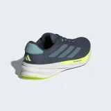 Championes de running Adidas Supernova Stride 2 en color azul marino con detalles en celeste y verde neón. Presentan un exterior de malla textil y sintética para mayor transpirabilidad, mediasuela Dreamstrike+ que ofrece una amortiguación dinámica y suela Adiwear para un agarre duradero.