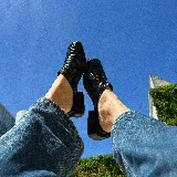 Zueco de cuero color marrón con diseño fruncido en la parte delantera y taco bajo.