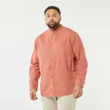 Camisa de manga larga color salmón con cuello mao y bolsillo en el pecho.