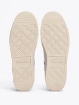 Zapatillas urbanas Tommy Hilfiger color celeste con detalles en blanco y suela color crema.