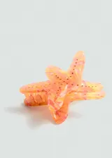 Pinza para el pelo con forma de estrella de mar, color naranja y amarillo con detalles de perforaciones.