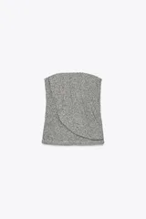 Top palabra de honor de tejido bouclé color gris con detalle de pliegues delanteros.