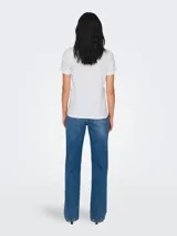 Remera blanca de algodón con estampa de una cámara Polaroid y la frase "instant love".