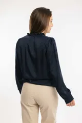 Blusa azul marino de manga larga en tela tipo seda, con escote en V con volado en todo el escote.