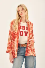 Saco largo hasta la cadera, confeccionado en viscosa y modal con estampa tie dye. Tiene cuello mao, forrería a contratono y botones en la cartera delantera.