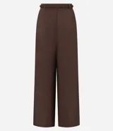 Pantalón femenino de tiro alto, color marrón oscuro, estilo wide leg con pliegues frontales y cintura fruncida con cinturón elástico.