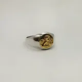 Anillo de plata con aplique de oro con la figura de un ángel querubín.