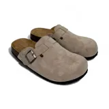 Zuecos color beige con hebilla metálica ajustable, plantilla anatómica de corcho y suela de goma.