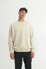 Buzo básico negro de felpa con friza, de calce oversize.