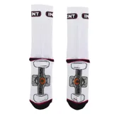 Medias blancas con logo de Independent en la parte superior y diseño de trucks en la parte inferior.