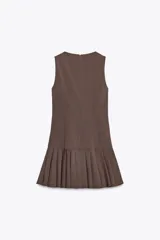 Vestido marrón sin mangas con cuello redondo y falda con pliegues.