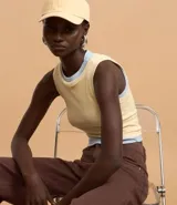 Top cropped musculosa de mujer, color marrón oscuro, confeccionado en tejido ribana acanalado, con cuello redondo y sin mangas.