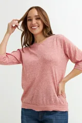 Sweater color beige de tejido de punto, con escote en V y mangas 3/4.
