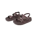 Sandalias marrones de plataforma con tiras anchas y hebilla ajustable en el tobillo.