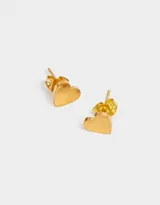 Par de aros pasantes con forma de corazón, hechos de acero quirúrgico dorado, con cierre de tope a presión.