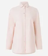 Camisa color rosa pálido, de corte amplio y alargado, confeccionada en viscosa. Tiene cuello camisero, abotonadura frontal y mangas largas con puños abotonados.