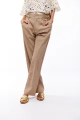 Pantalón de vestir negro de corte recto, con bolsillos laterales y presillas con hebillas decorativas en la cintura.