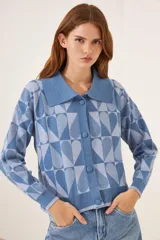 Cardigan azul con estampado de corazones geométricos en dos tonos de azul, con cuello polo y cierre frontal con botones.