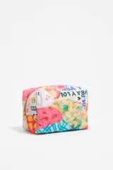 Neceser mediano de nylon acolchado con estampado patchwork multicolor, cierre de cremallera y logo metálico de la marca.