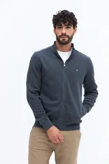 Campera de algodón color azul marino, con cierre frontal, cuello alto y puños. Presenta un pequeño logo bordado en el pecho.