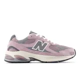 Championes New Balance modelo 2010, color rosa pálido (ice wine) con detalles en gris y entresuela crema. Presentan una silueta deportiva con paneles de malla y gamuza, y la icónica 'N' lateral en gris con borde blanco. La suela incorpora unidades de amortiguación visibles en el talón.
