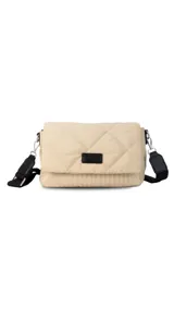 Bandolera color beige con diseño capitoneado, correa de galón ajustable en color negro y tapa con broche.