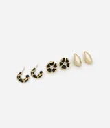 Set de tres pares de aros dorados con diferentes diseños: aros tipo argolla con estampado animal print, aros con forma de flor negra con centro brillante y aros tipo botón lisos.