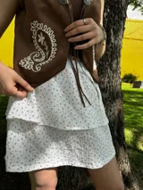 Minifalda blanca con estampado floral y volados.