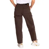 Pantalón cargo marrón con corte recto, bolsillos laterales con solapa y cierre con cremallera y botón.