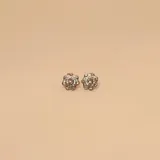 Par de caravanas plateadas con forma de flor, con circonias incrustadas.