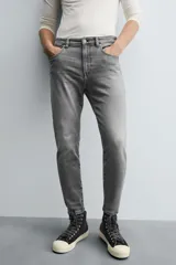Pantalón de jean color beige, corte skinny, tiro medio, largo cropped y cinco bolsillos.