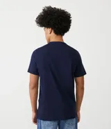 Remera azul marino de algodón con estampa del escudo del Capitán América en el frente.