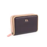 Billetera rectangular de símil cuero color marrón oscuro con borde color beige y cierre perimetral. Tiene el logo de la marca en letras doradas en el frente y un tirador de cierre color rosa.