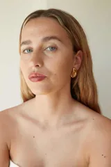 Aros de acero inoxidable bañados en oro de 18K, con forma de espiral.