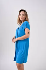 Camisa de playa transparente, color azul, con corte suelto y botones frontales.