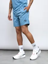 Short deportivo azul de entrenamiento, con pretina en contraste y logo de la marca en la pierna.