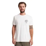 Remera blanca de manga corta con cuello redondo y estampado pequeño en el pecho.
