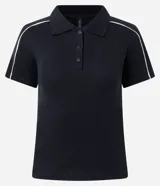 Polo de manga corta ajustado al cuerpo, color negro, con cuello tradicional y tapeta de tres botones. Presenta un detalle de doble línea blanca a lo largo de las mangas.