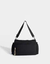 Bolso bandolera negro de tela deportiva con correa regulable y desmontable estampada, cierre superior, bolsillo frontal con cierre y bolsillos laterales con tira de ajuste.
