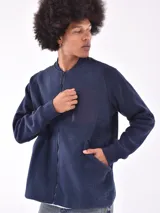Campera bomber de micropolar azul marino con cierre frontal, cuello redondo y bolsillo vertical con cierre en el pecho.