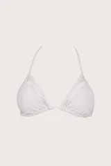 Top de bikini blanco con forma triangular y detalle de puntilla en los bordes.