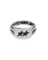 Anillo de plata de ley 925 con acabado orgánico y textura cruda. La parte superior ovalada presenta dos estrellas grabadas en negro.