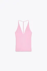 Top negro de cuello halter con escote pico y tiras finas en la espalda.
