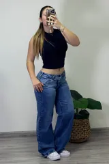 Pantalón de jean azul de corte recto y tiro bajo.