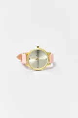 Reloj de pulsera con caja dorada y correa rosa.
